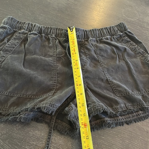 Bella Dahl Frayed Pocket Short - Vintage Black - Picture 4 of 8